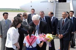 Illustration for article titled In North Korea, Bill Clinton Rides In Benz Style